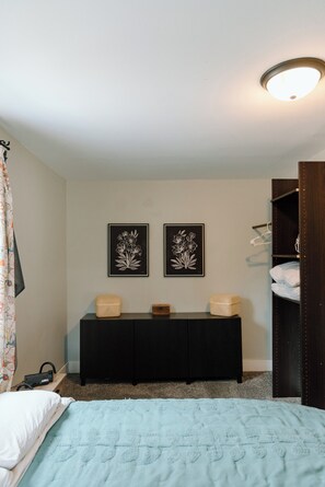2 bedrooms, WiFi, bed sheets - Modern 2 Bedroom Downtown Apartment (Milwaukee)