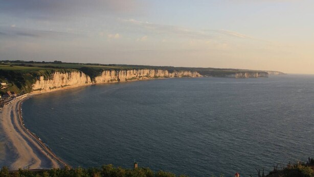 A coastal landscape with cliffs, a beach, and a view of the sea. - Gîte L'Elixir (Fécamp)