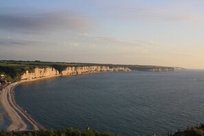 A coastal landscape with cliffs, a beach, and a view of the sea. - Gîte L'Elixir (Fécamp)