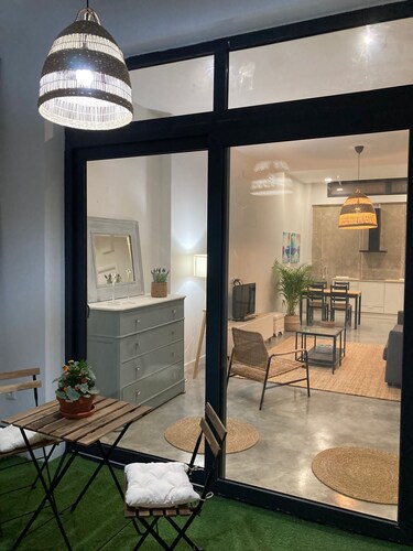 Spacious and cozy apartment with courtyard near Plaza de España