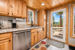 Private kitchen - Boulder Bear (Big Bear Lake)