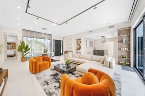 Smart TV - NEW Waterfront Hallandale Beach Beautiful Villa, Pool, Cinema & BBQ (Hallandale Beach)