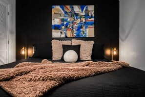 6 bedrooms, iron/ironing board, WiFi, bed sheets