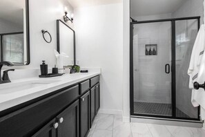 Shower, hair dryer, towels, soap - 6BR/4.5BA by Duke, UNC, DPAC (Durham)