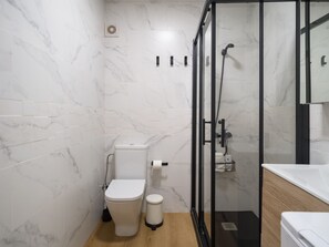 Dusche, Haartrockner, Handtücher, Toilettenpapier