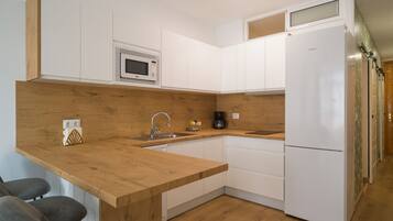 Réfrigérateur, micro-ondes, lave-vaisselle, cafetiÚre/bouilloire