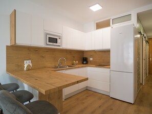 Fridge, microwave, dishwasher, coffee/tea maker