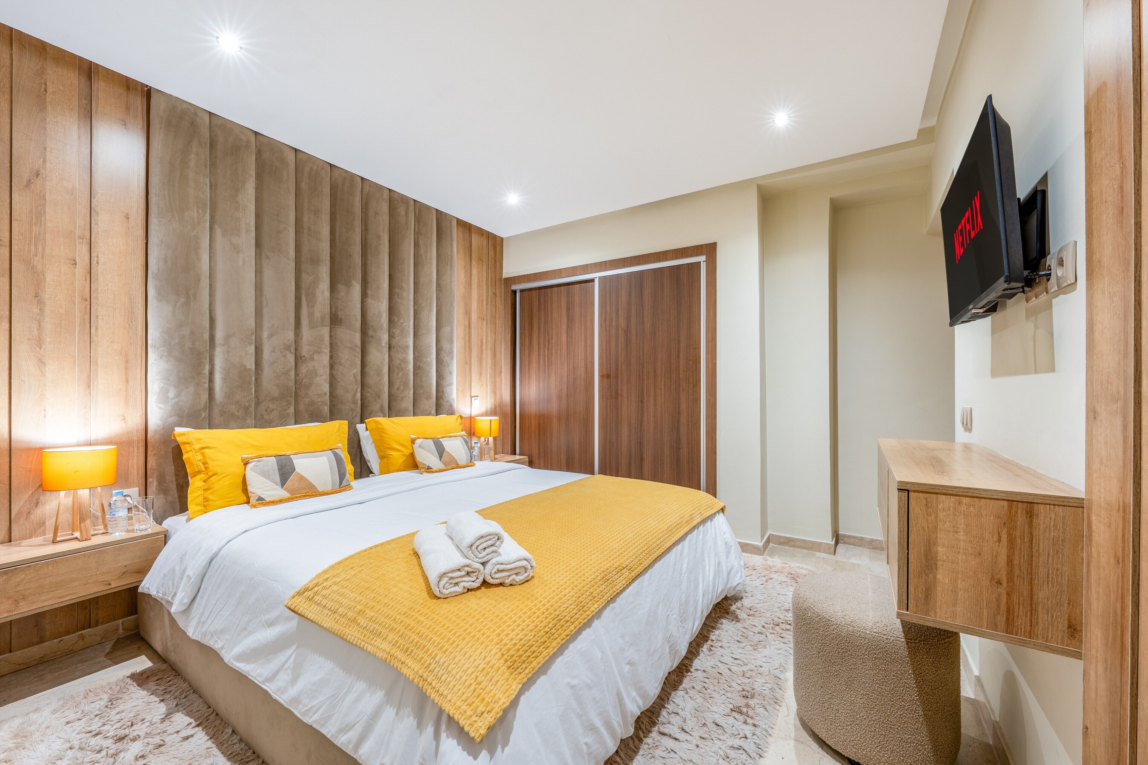 2 habitaciones, tabla de planchar con plancha y cuna de viaje 