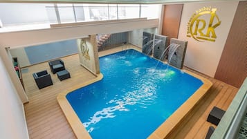 Alberca techada y alberca al aire libre