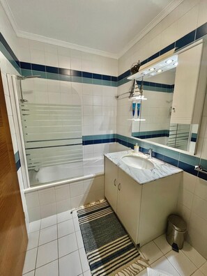 Hårføner, bidé, håndklær og sjampo