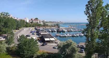 Appartment 3 Rooms, Splendid Position, 1 Minut of Walk to the Black Sea