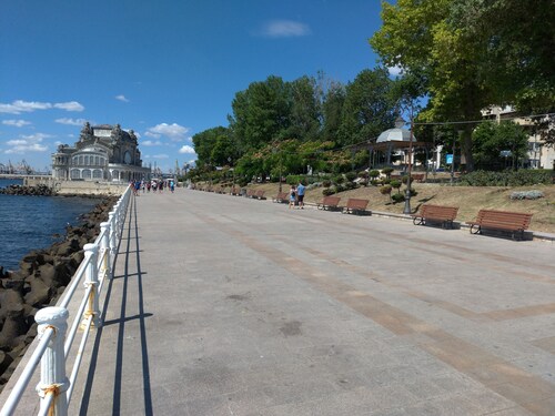 Apartment 3 Rooms, Nearby Casino, Cliff, Port, Aquarium, Beach, Ovidius Square