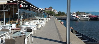 Apartment 3 Rooms, Nearby Casino, Cliff, Port, Aquarium, Beach, Ovidius Square