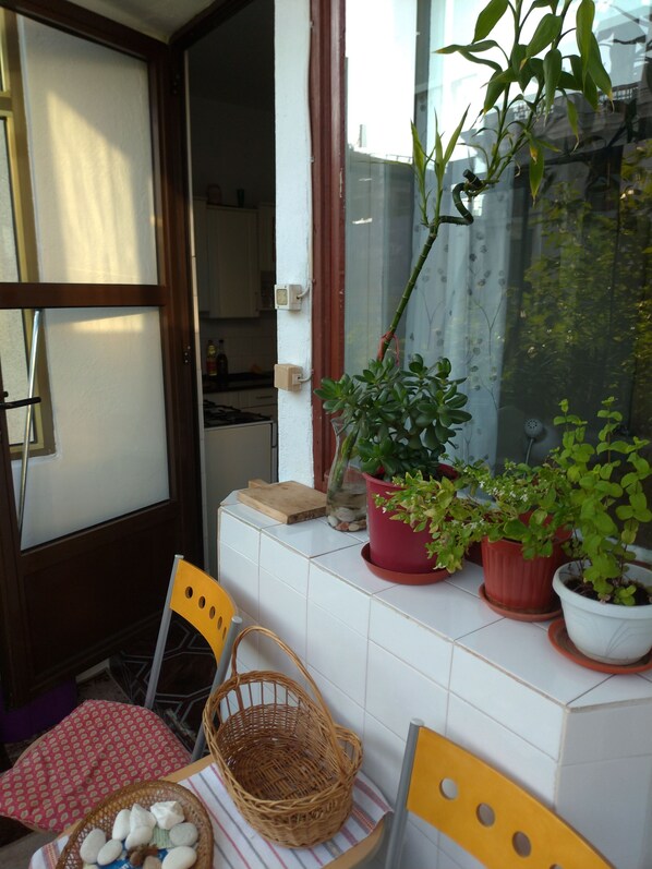 Balcony - Apartment 3 Rooms, Nearby Casino, Cliff, Port, Aquarium, Beach, Ovidius Square (Constanta)