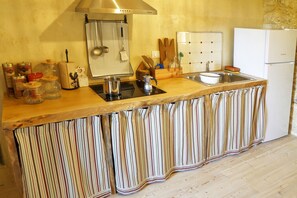 Fridge, oven, stovetop, coffee/tea maker