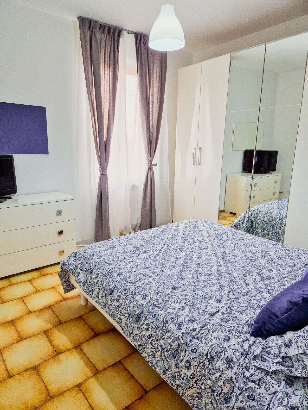 1 Schlafzimmer, Schreibtisch, Bettwäsche