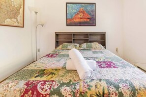 3 slaapkamers, een strijkplank/strijkijzer, reisbedje, gratis wifi