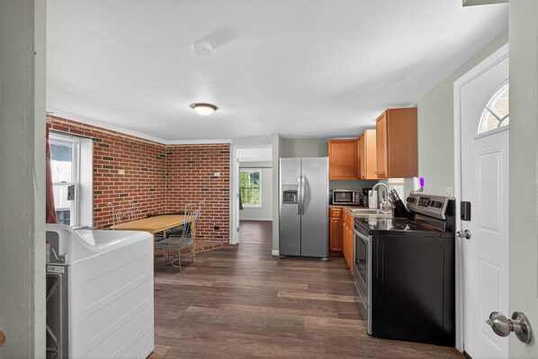 Microwave, oven, stovetop - Newly Renovated Middletown Home (Middletown)