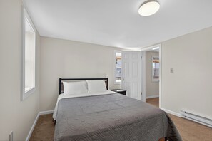 2 bedrooms, iron/ironing board, WiFi, bed sheets - Newly Renovated Middletown Home (Middletown)