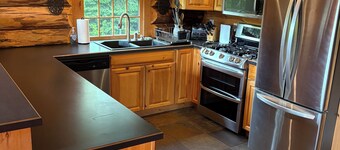 Charming 3-bedroom cabin in Woodford private with mountain and pond view