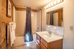Secadora de cabello, toallas, jabón, papel de baño