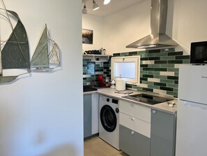 Réfrigérateur, micro-ondes, plaque de cuisson, cafetière/bouilloire