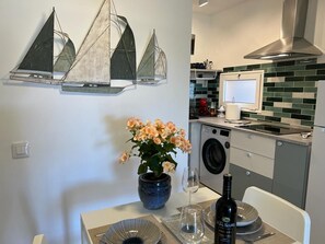 Køleskab, mikrobølgeovn, kogeplade, kaffe-/temaskine