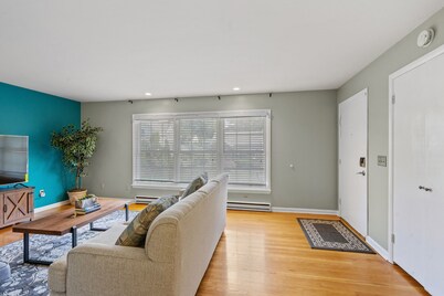 Cozy 2-bedroom condo in serene Albany near Hospital, University, downtown Albany