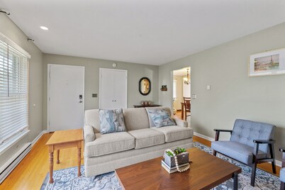 Cozy 2-bedroom condo in serene Albany near Hospital, University, downtown Albany