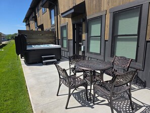 Outdoor dining - Luxury Retreat • Hot Tub • Walkable • Mountain Views • 3 King Bedrooms • Modern (Driggs)