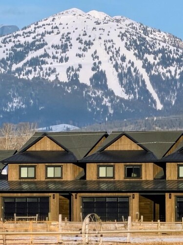 Luxury Retreat • Hot Tub • Walkable • Mountain Views • 3 King Bedrooms • Modern