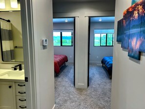 3 bedrooms, iron/ironing board, travel cot, free WiFi - Luxury Retreat • Hot Tub • Walkable • Mountain Views • 3 King Bedrooms • Modern (Driggs)