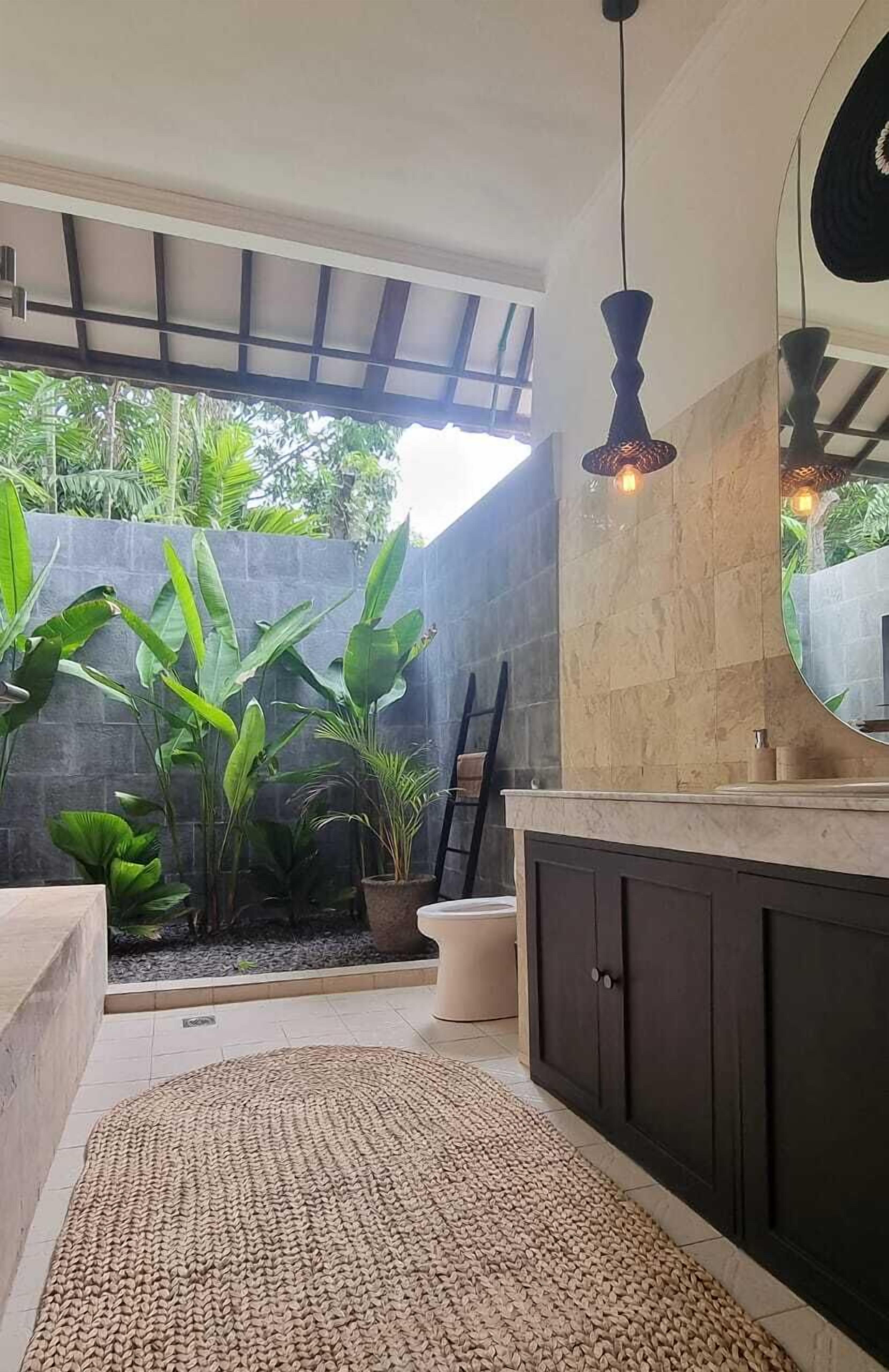 Kombinasi shower/bathtub, perlengkapan mandi gratis, handuk, dan sabun