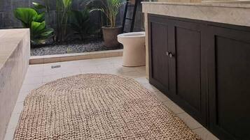 Kombinasi shower/bathtub, perlengkapan mandi gratis, handuk, dan sabun