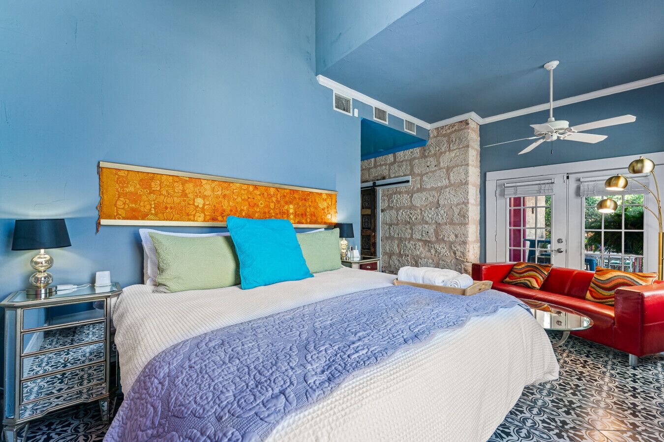 2 chambres, bureau, fer et planche à repasser, lit parapluie