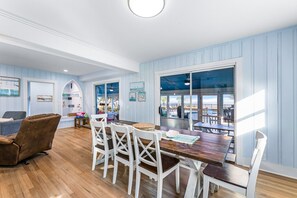 Dining - Waterfront Pool Hot Tub Private Pier Guest Bungalow (Bayside)