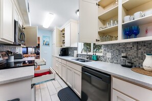 Fridge, microwave, oven, stovetop - Waterfront Pool Hot Tub Private Pier Guest Bungalow (Bayside)