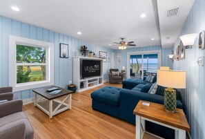 Smart TV, fireplace - Waterfront Pool Hot Tub Private Pier Guest Bungalow (Bayside)