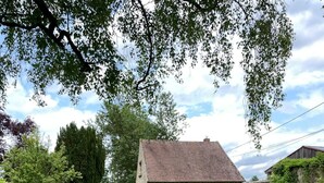 A rural setting with a stone house, a grassy field, and a tree. - Large party house, family or EVJ/G Ideal for get-togethers. (Loupeigne)