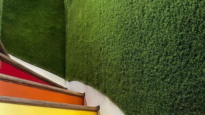 A staircase with wooden steps painted in multiple colors. - Large party house, family or EVJ/G Ideal for get-togethers. (Loupeigne)
