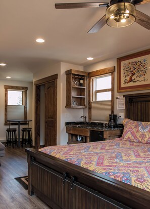 Verduisterende gordijnen, een strijkplank/strijkijzer, gratis wifi