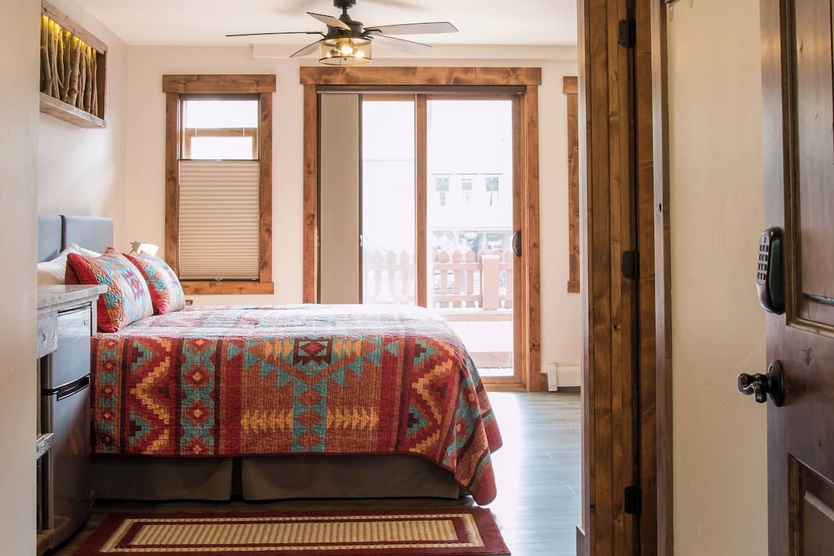 Deluxe Single Room, Balcony, Mountain View | Blackout drapes, iron/ironing board, free WiFi