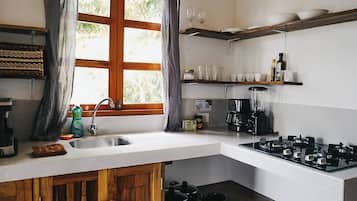 Refrigerador, parrilla de estufa y cafetera y tetera