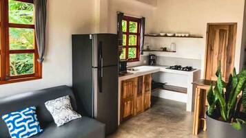 Geladeira, cooktop, cafeteira/chaleira