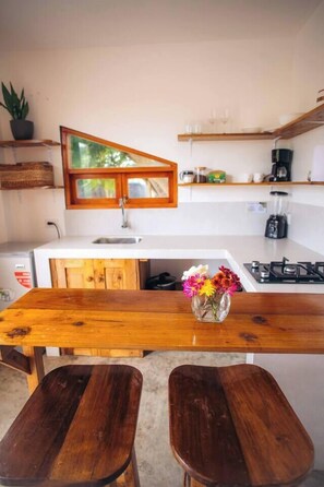 Fridge, stovetop, coffee/tea maker, cookware/dishes/utensils - Suite Nias @Casa Barona en el Surf Point (Montanita)