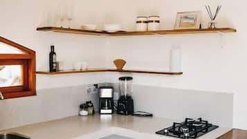 Frigorífico, placa de cocina, cafetera o tetera y utensilios de cocina