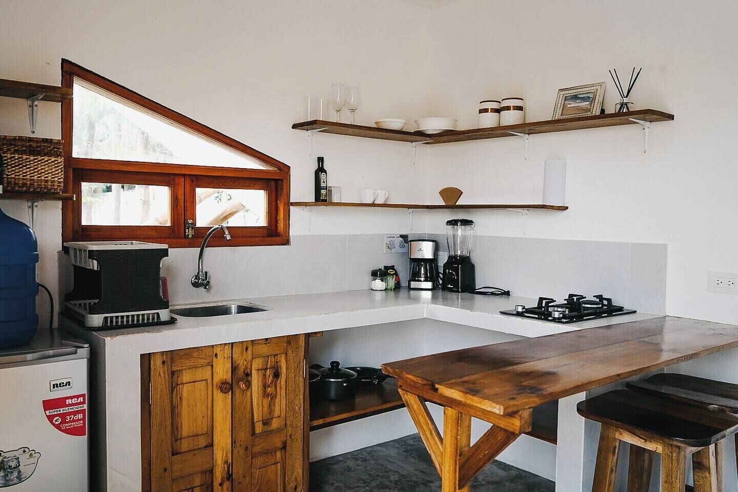 Frigorífico, placa de cocina, cafetera o tetera y utensilios de cocina