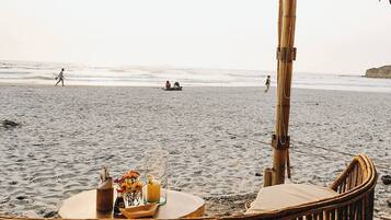 Na praia, toalhas de praia