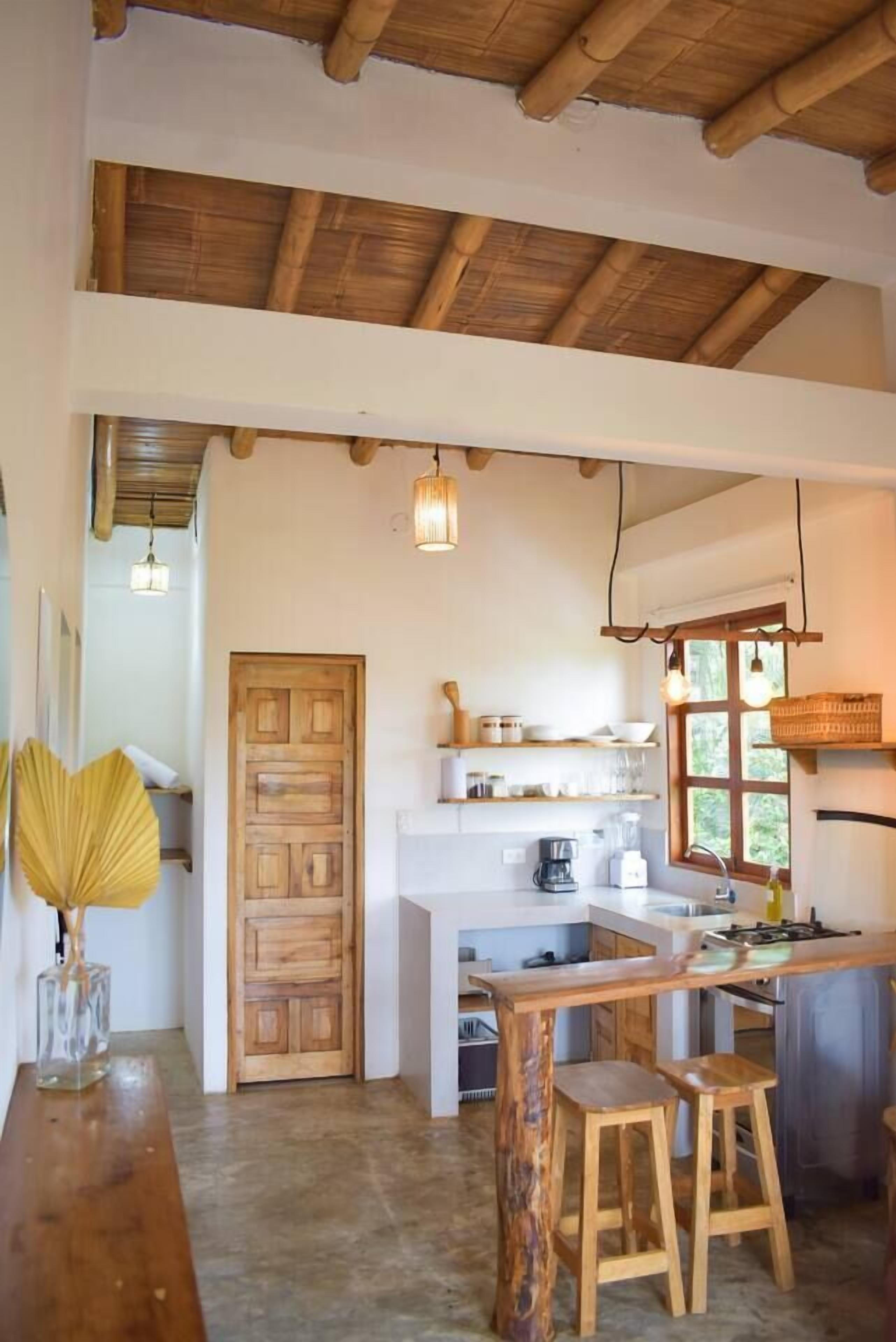 Fridge, oven, stovetop, coffee/tea maker