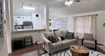 Sleep 11 House in Hutto near Kalahari & Dell Diamond